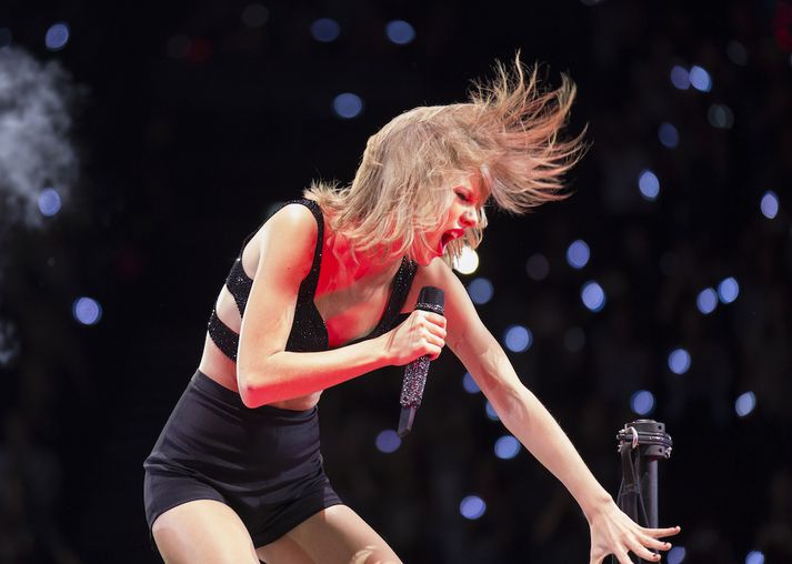 Taylor Swift á sviði í Amsterdam í gærkvöldi.