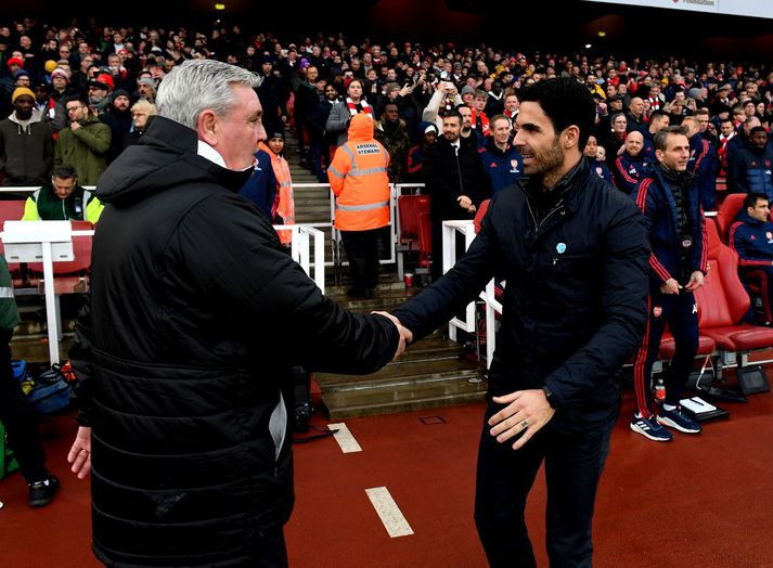  Mikel Arteta tekur í höndina Steve Bruce eftir leik liða þeirra á síðasta tímabili.