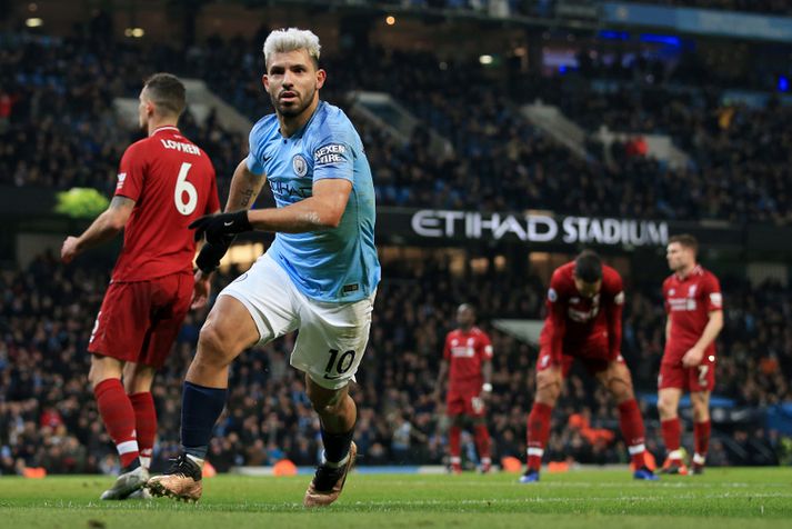 Sergio Aguero fagnar marki fyrir Man. City á móti Liverpool. Man. City liðið ættli að vera með forystu í deildinni ef marka má samantekt Sky Sports.