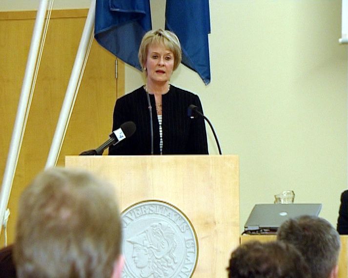 Valgerður Sverrisdóttir, utanríkisráðherra, vill að landið verði áfram herlaust og mun birta leynilega viðauka við varnarsamninginn frá 1951.