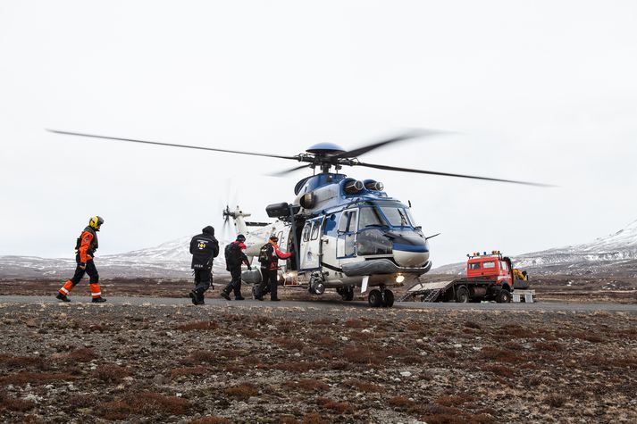 Þyrla Landhelgisgæslunnar hefur verið að flytja björgunarfólk á staðinn.