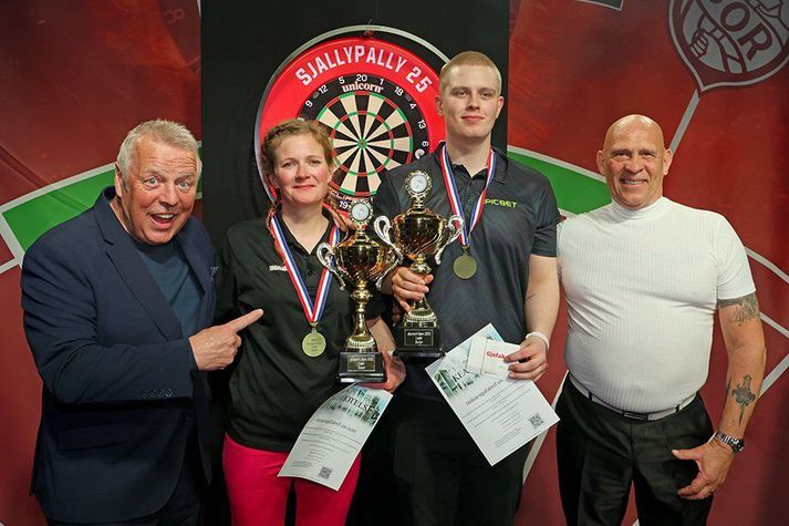 Ingibjörg Magnúsdóttir og Alexander Veigar Þorvaldsson fögnuðu sigri í fyrra. Þeir John McDonald og Russ Bray mættu þá og aftur í ár.