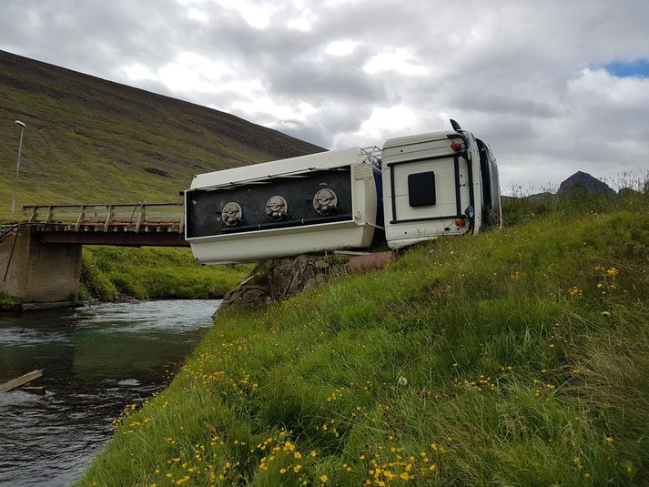 Ökumaðurinn er ekki talinn mikið slasaður, en hann hefur verið fluttur á sjúkrahús.