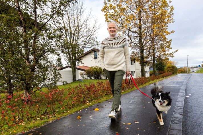 Aðalsteinn Leifsson ríkissáttasemjari viðurkennir að hann vakni seint og syfjaður alla morgna enda fari hann of seint að sofa. Eiginkonan sér því um morgungönguna með tíkina Kríu en hann sjálfur kvöldgönguna. Aðalsteinn segir meiri líkur á að  hann væri rokkari en poppari, ef hann væri fræg tónlistarstjarna. 