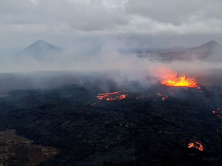 Lítið sem ekkert hefur sést til eldgossins við Litla hrút á vefmyndavélum í nótt vegna mikillar þoku.