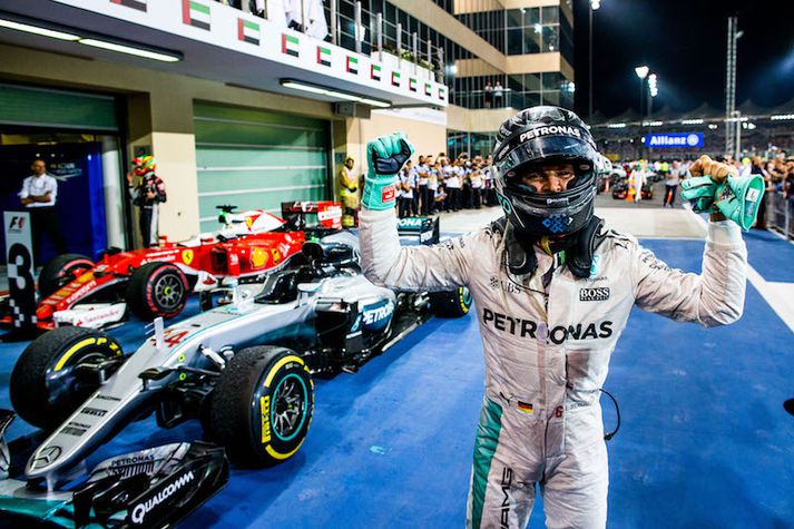 Rosberg fagnar eftir að hafa orðið heimsmeistari.
