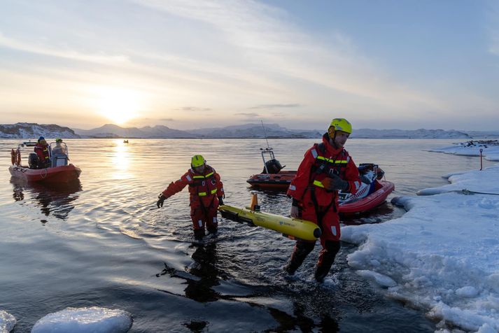 Leitaraðilar að störfum við Þingvallavatn síðdegis í dag.