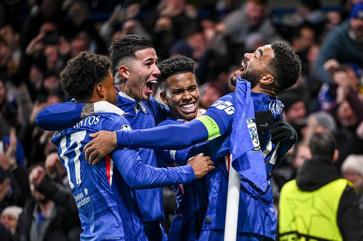 Það getur verið gaman að kíkja upp úr símanum. Estevao og félagar í Chelsea skemmtu sér alla vega konunglega í sigrinum á Barcelona í gærkvöld.