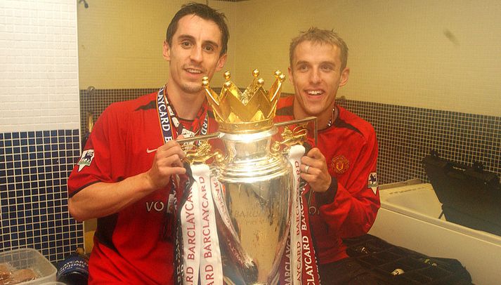 Phil Neville og bróðir hans Gary Neville með enska meistarabikarinn.