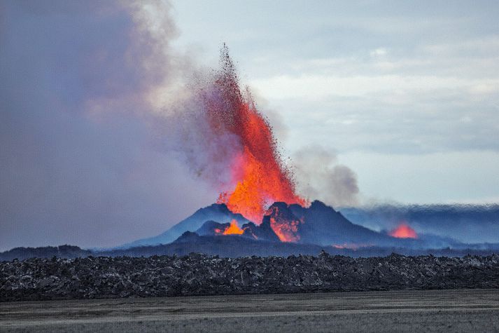 Myndbandið er tekið frá 14:50 til 17:59 og má sjá bæði sólina og tunglinu bregða fyrir.