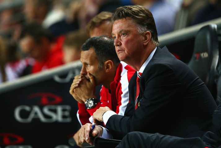 Van Gaal og Giggs horfa ráðalausir á MK Dons - Manchester United.