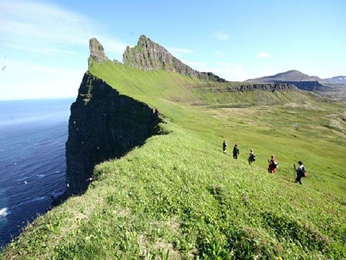 Ferðamenn við Hornbjarg á Hornströndum