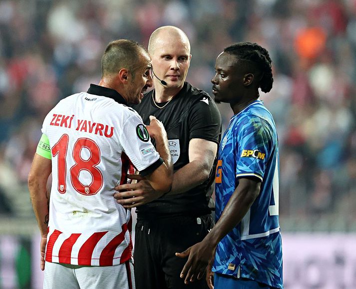 Ívar Orri Kristjánsson dæmdi leik Samsunspor og Dynamo Kiev í Sambandsdeildinni fyrir tæpu ári. Hægt var að notast við myndbandsdómgæslu í þeim leik en hún er ekki til staðar í íslenska boltanum.