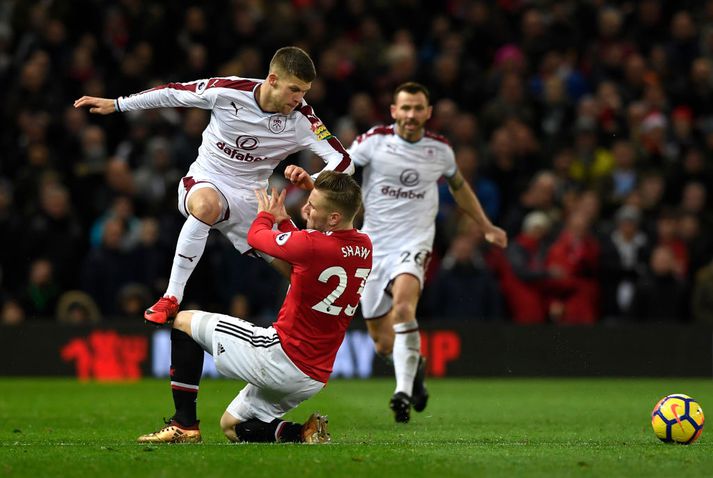 Jóhann Berg er hér í baráttu við Luke Shaw á Old Trafford.