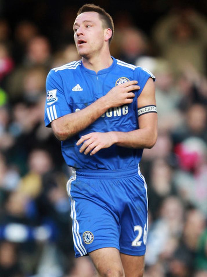 John Terry, fyrirliði Chelsea, sýnir fyrirliðabandið á uppghandleggnum.