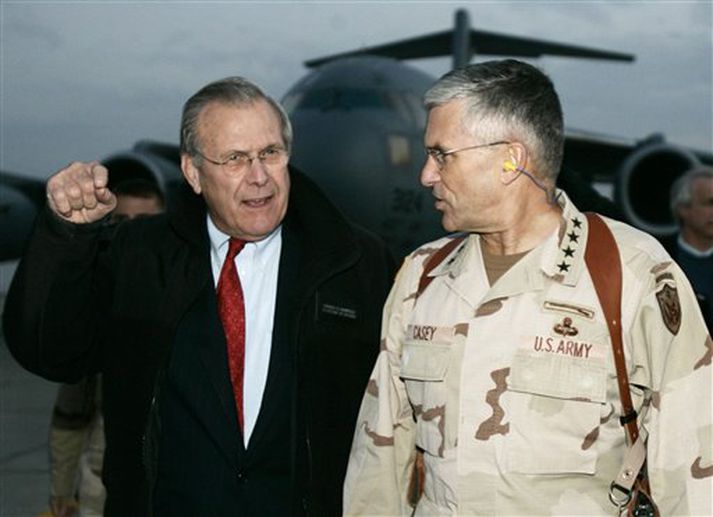 Donald Rumsfeld, varnarmálaráðherra Bandaríkjanna, ræðir við George Casey, yfirmann bandaríska heraflans í Írak, við komuna til Bagdad í gær.