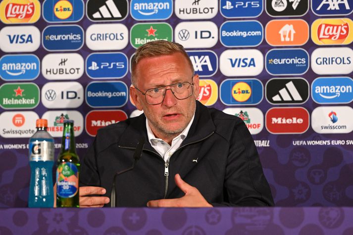 Þorsteinn Halldórsson, landsliðsþjálfari íslenska kvennalandsliðsins á blaðamannafundi eftir leik rétt áðan.