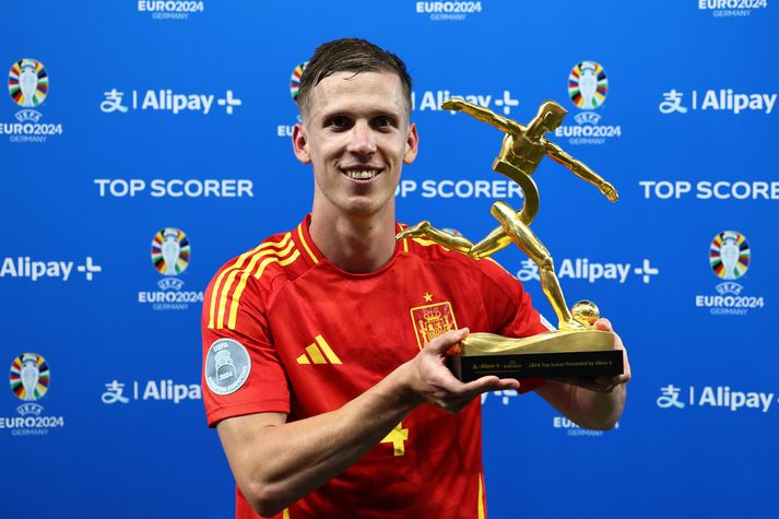 Dani Olmo fékk verðlaunin afhent í gær en þeim verður einnig dreift til fimm annarra leikmanna.