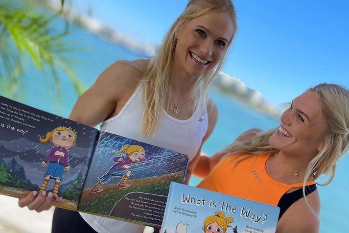 Katrín Tanja Davíðsdóttir og Anníe Mist Þórisdóttir með bókina sína út í Miami um síðustu helgi.