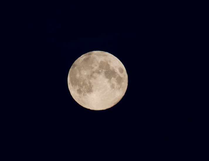 Luna 27 mun lenda á myrku hlið tunglsins.