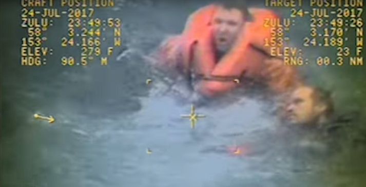 Sjórinn var aðeins um átta gráður en skipstjórinn lét engan bilbug á sér finna.