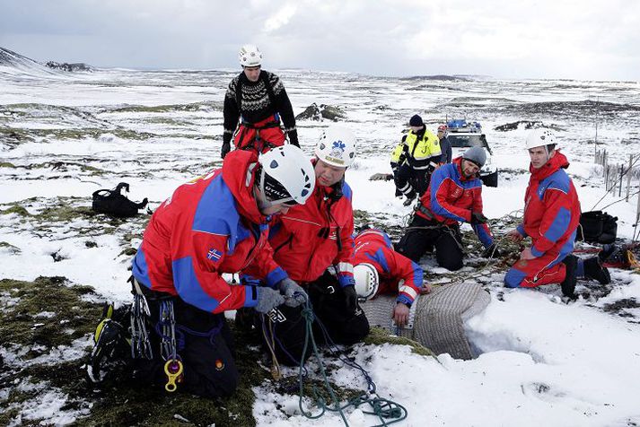 Hér getur á að líta útkall þegar kona féll ofan í fimm til sex metra djúpa sprungu í Heiðmörk í marsbyrjun fyrir tveimur árum. Á vefnum safetravel.is er að finna margvíslegar upplýsingar um hvernig haga beri ferðalögum þannig að öryggi allra sé tryggt.