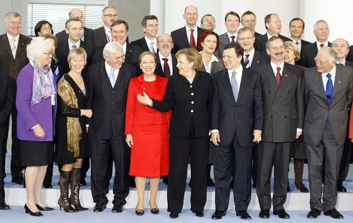 Þýska ríkisstjórnin og framkvæmdastjórn ESB stilla sér upp saman fyrir ljósmyndarana. Merkel kanslari og Barroso forseti fremst fyrir miðju.