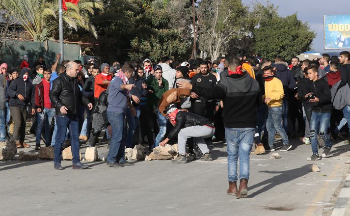 Palestínumenn sjást hér bera særðan menn á brott í borginni Nablus á Vesturbakkanum.