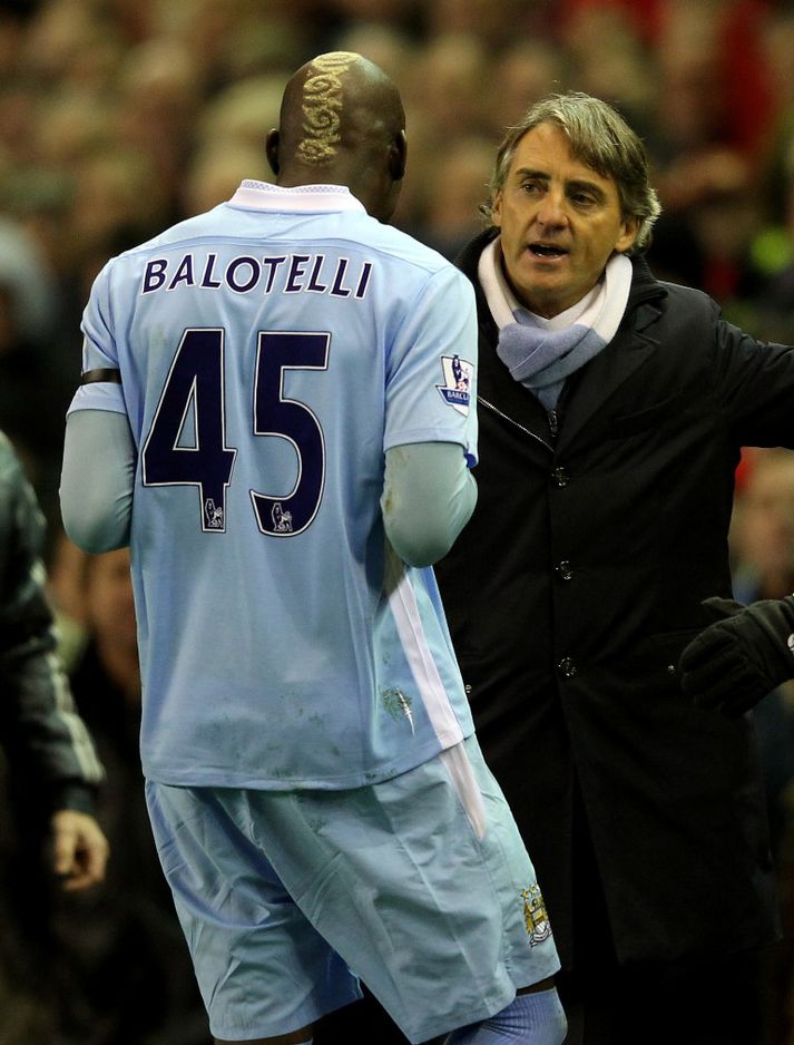Mancini segir Balotelli að fara í sturtu.