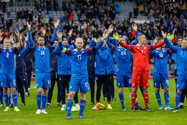 Strákarnir okkar fagna eftir sigurinn á laugardag.