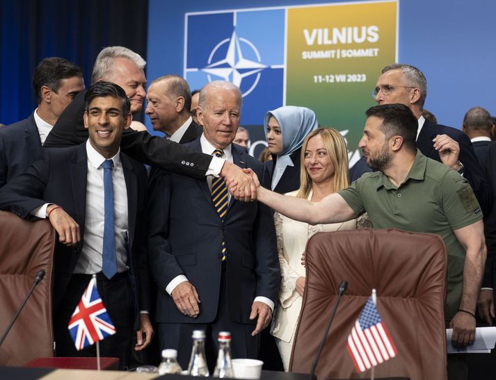 Það var létt yfir leiðtogum NATO við upphaf fyrsta fundar í Úkraínuráðinu. Volodymyr Zelensky tekur hér í hönd gestgjafa leiðtogafundarins, Gitanas Nauseda forseta Litháen. Forseti Bandaríkjanna og forsætisráðherra Ítalíu eru á milli þeirra.