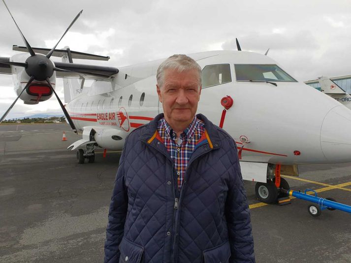 Hörður Guðmundsson, forstjóri og eigandi Ernis, við Dornier-skrúfuþotuna, sem búið er að mála í litum félagsins.