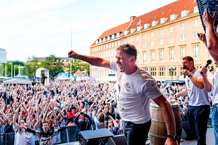 Alfreð fagnar EHF-bikarnum sem hann vann með Kiel í vor.