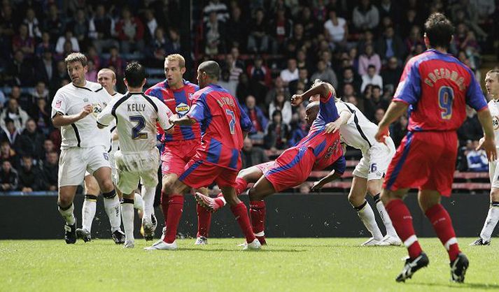 mark Clinton Morrison skorar eina mark leiksins.