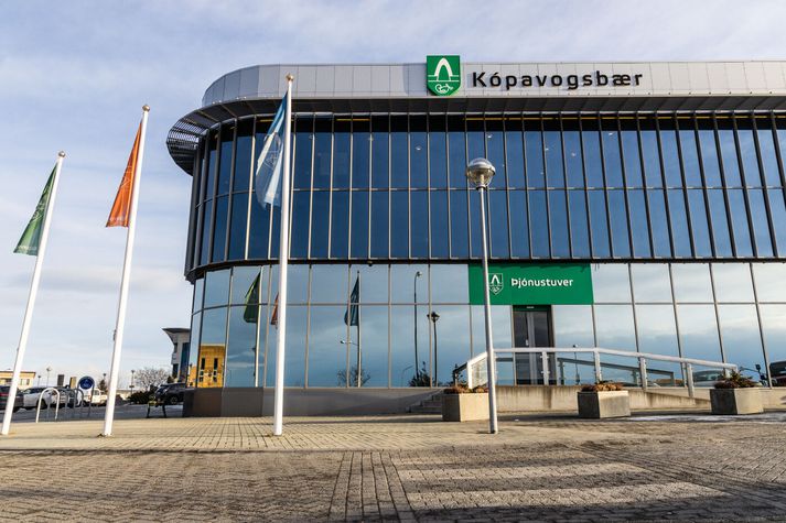 Lagt er til að gjald fyrir akstursþjónustu eldra fólks í Kópavogi hækki um rúmlega 163 prósent í hærri tekjuflokknum. Breytingarnar bíða afgreiðslu bæjarráðs og staðfestingar bæjarstjórnar.