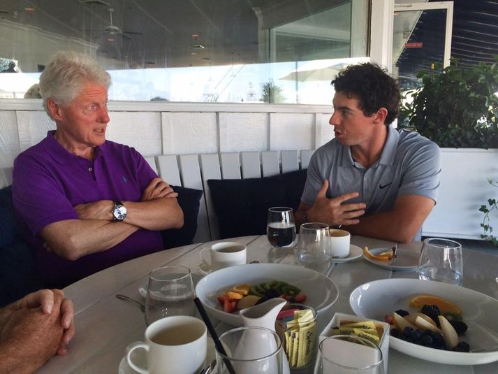 Það fór vel á með McIlroy og Clinton.