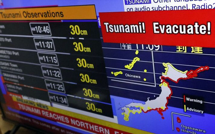 Sjónvarpsskjár sýnir viðvaranir í Japan.