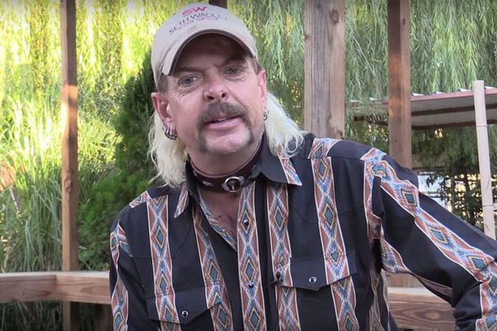 Joe Exotic situr nú í fangelsi. Þar smitaðist hann af kórónuveirunni.