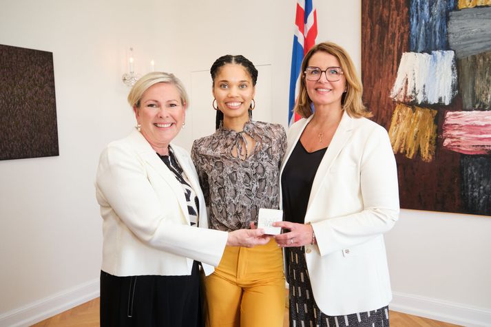 Menntunarsjóður Mæðrastyrksnefndar Reykjavíkur kom saman á Bessastöðum þar sem forseti Íslands fékk afhent kerti til styrktar sjóðnum. Halla Tómasdóttir forseti Íslands, Marly Gomes styrkþegi og Guðríður Sigurðardóttir formaður menntunarsjóðsins.