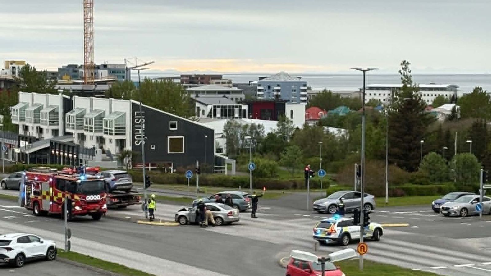 Tveggja bíla á­rekstur á Suður­lands­braut