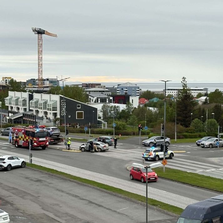 Slökkviðlismenn hafa unnið við að flytja bílana af vettvangi.