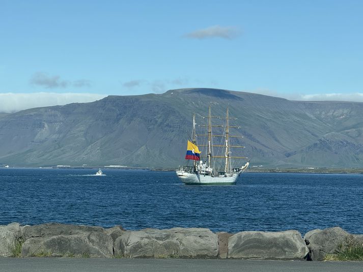 Risastór fáni var dreginn að húni við komuna í sundin.