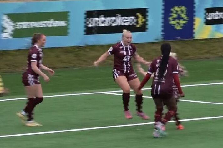 María Dögg Jóhannesdóttir fagnar jöfnunarmarki sínu.