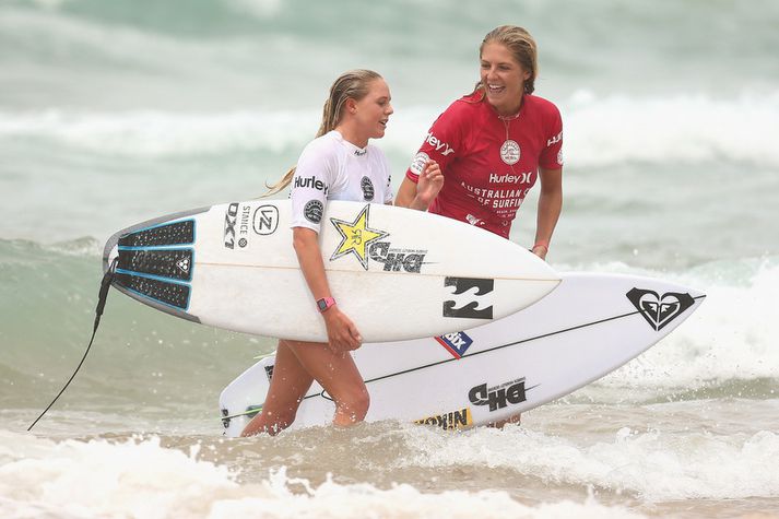 Brimbrettakonurnar Stephanie Gilmore og Laura Enever.