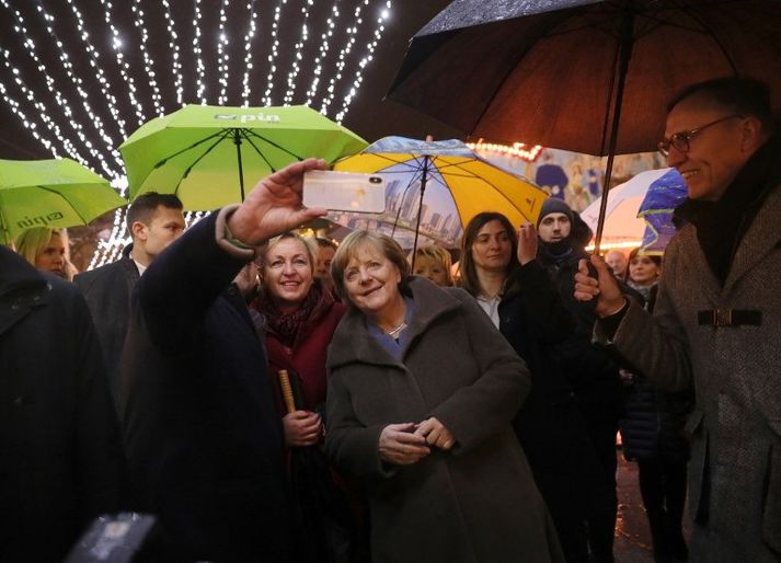 Angela Merkel heimsótti jólamarkaðinn á Breitscheidplatz á þriðjudaginn í síðustu viku.