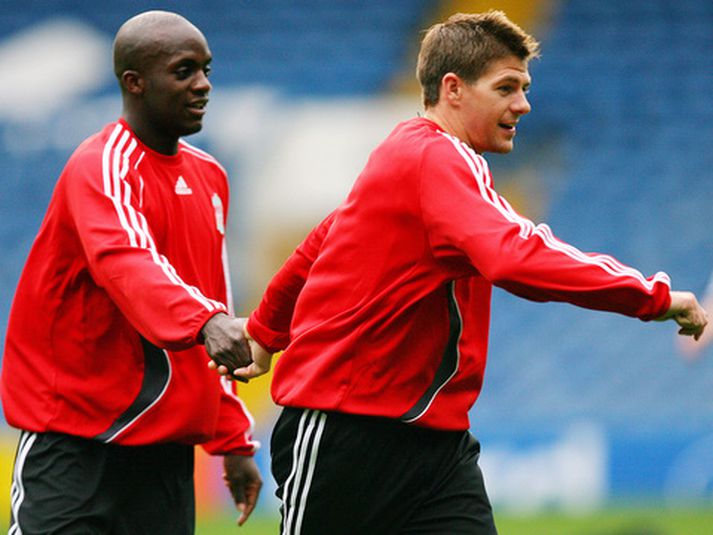 Mohamed Sissoko og Steven Gerrard.