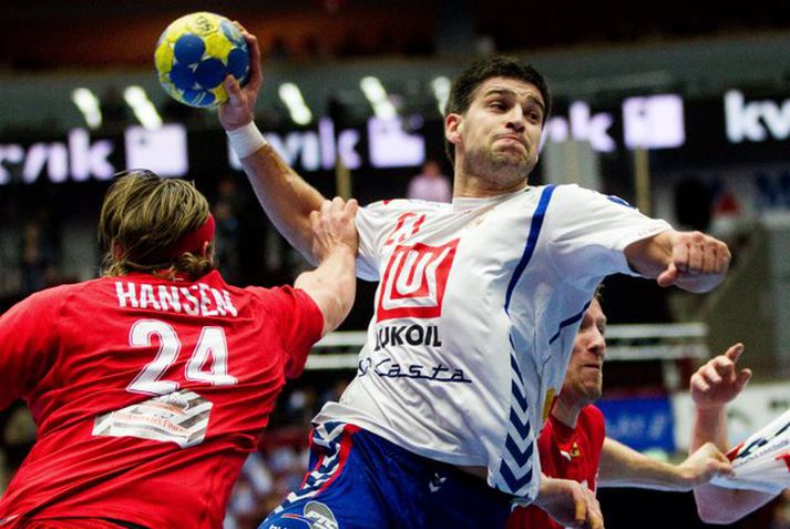 Nenad Vuckovic reynir skot að marki en Daninn Mikkel Hansen er honum til varnar.