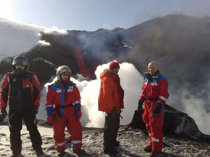 Hraunfossinn sést í bakgrunni en í forgrunni er annar hópur sem var á staðnum. Ármann Höskuldsson eldfjallafræðingur er þriðji frá vinstri.