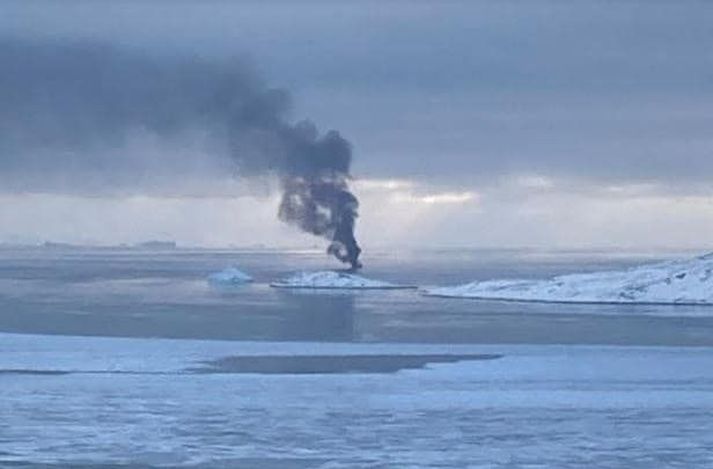 Lögreglu á Grænlandi barst tilkynning um eld um borð í togara um kvöldmatarleytið á mánudag.