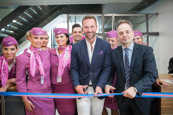 Skúli Mogesen frá borðaklippingu við upphaf áætlunarflugs Wow Air til Miami.